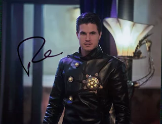 Robbie Amell autograph