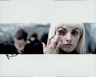 Nora-Jane Noone autograph