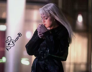 Nora-Jane Noone autograph