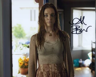 Amanda Bauer autograph