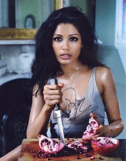 Freida Pinto autograph