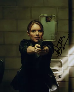 Amy Pemberton autograph