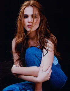 Zoey Deutch autograph