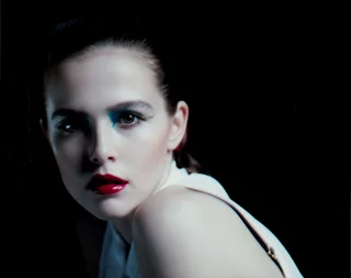 Zoey Deutch autograph