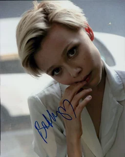 Ivanna Sakhno autograph