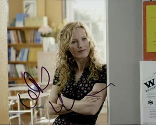Leslie Mann autograph