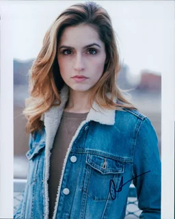 Asta Paredes autograph