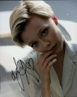 Ivanna Sakhno autograph