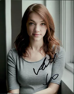Violett Beane autograph