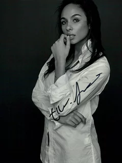Aurora Perrineau autograph