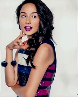 Aurora Perrineau autograph