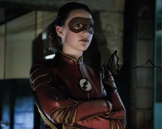 Violett Beane autograph