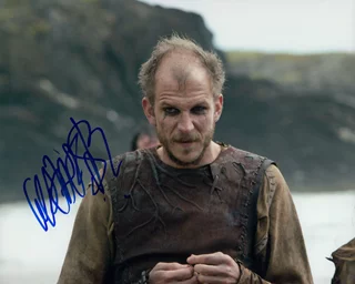 Gustaf Skarsgard autograph