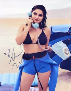 Ariel Winter autograph