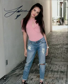 Lilimar Hernandez autograph