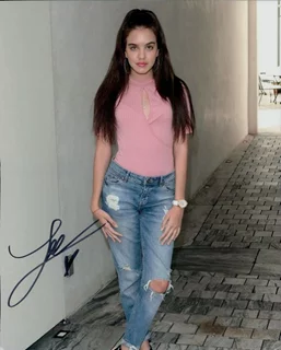 Lilimar Hernandez autograph