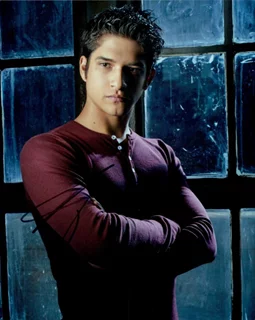 Tyler Posey autograph