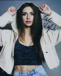 Victoria Konefal autograph