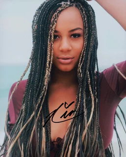 Nia Sioux autograph