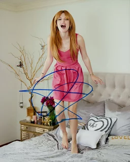 Bella Thorne autograph