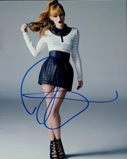 Bella Thorne autograph