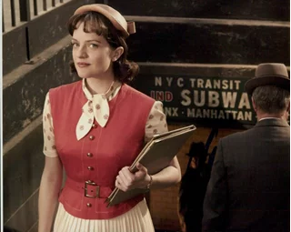 Elisabeth Moss autograph