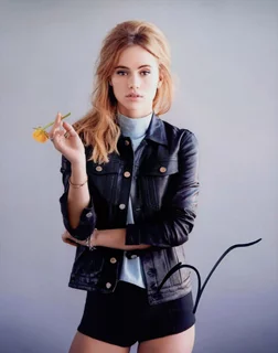 Suki Waterhouse autograph