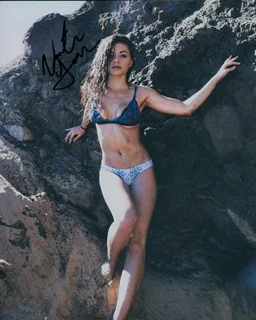 Victoria Konefal autograph