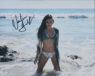 Victoria Konefal autograph