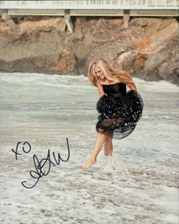 Alicia Leigh Willis autograph