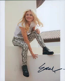Emily Alyn Lind autograph