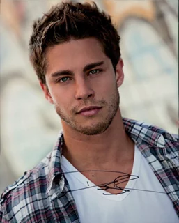 Dean Geyer autograph