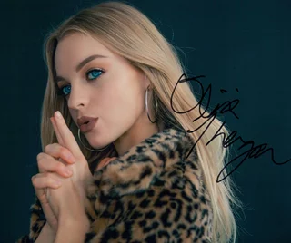 Olivia Rose Keegan autograph