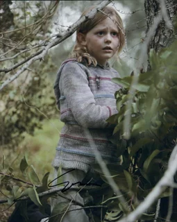 Emily Alyn Lind autograph