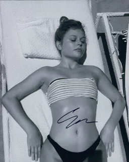 Emily Alyn Lind autograph