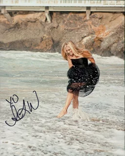 Alicia Leigh Willis autograph