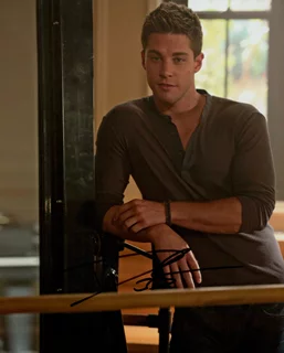 Dean Geyer autograph