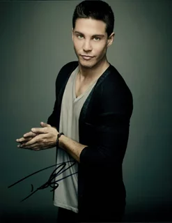 Dean Geyer autograph