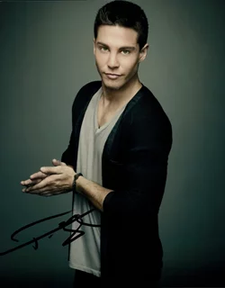 Dean Geyer autograph