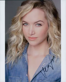 Kelley Jakle autograph