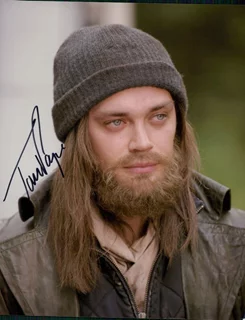Tom Payne autograph