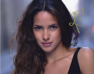 Adria Arjona autograph