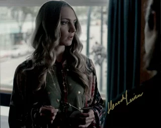 Hannah Levien autograph