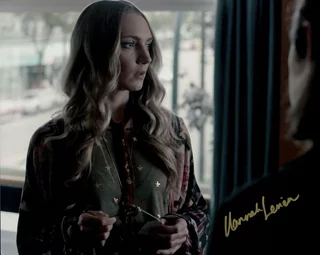 Hannah Levien autograph