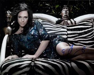 Erin Cummings autograph