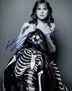 Hari Nef autograph