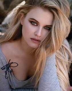 Tiera Skovbye autograph