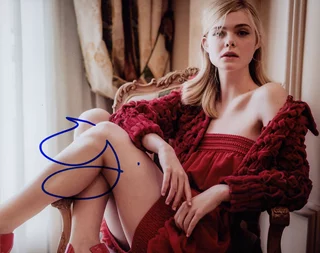 Elle Fanning autograph