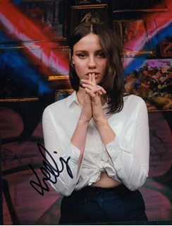 Lily Sullivan autograph