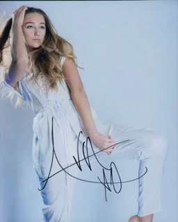 Ava Cota autograph